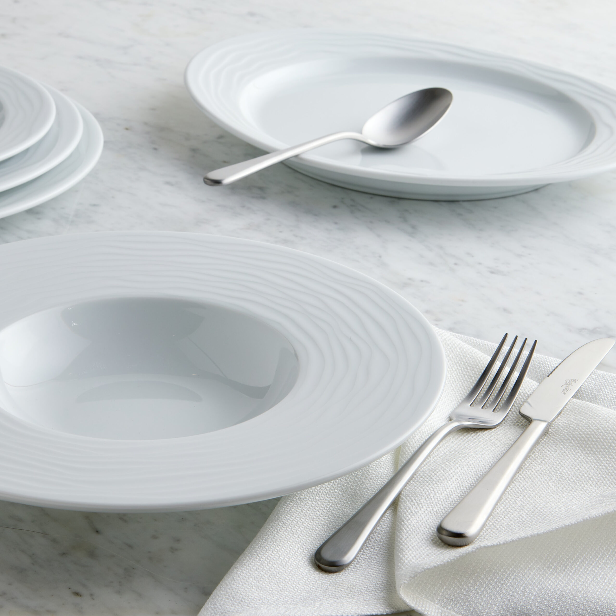 Onda dinnerware paired with Vibe flatware